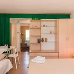 Lauschiges Nur 200 Meter Zum Sandstrand Mit Meerblick, Grill, Klima Apartmán *